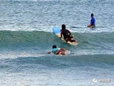 母子齐上阵为河南文旅助力!7岁男孩扮财神为游客送冰糖雪梨水,让大家感受河南的热情!