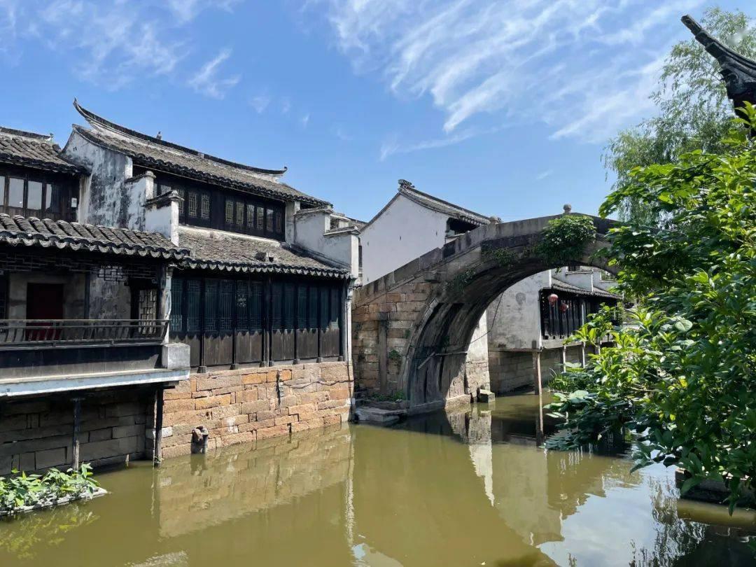 狂开脑洞：岳不群怎么做才能笑傲江湖？